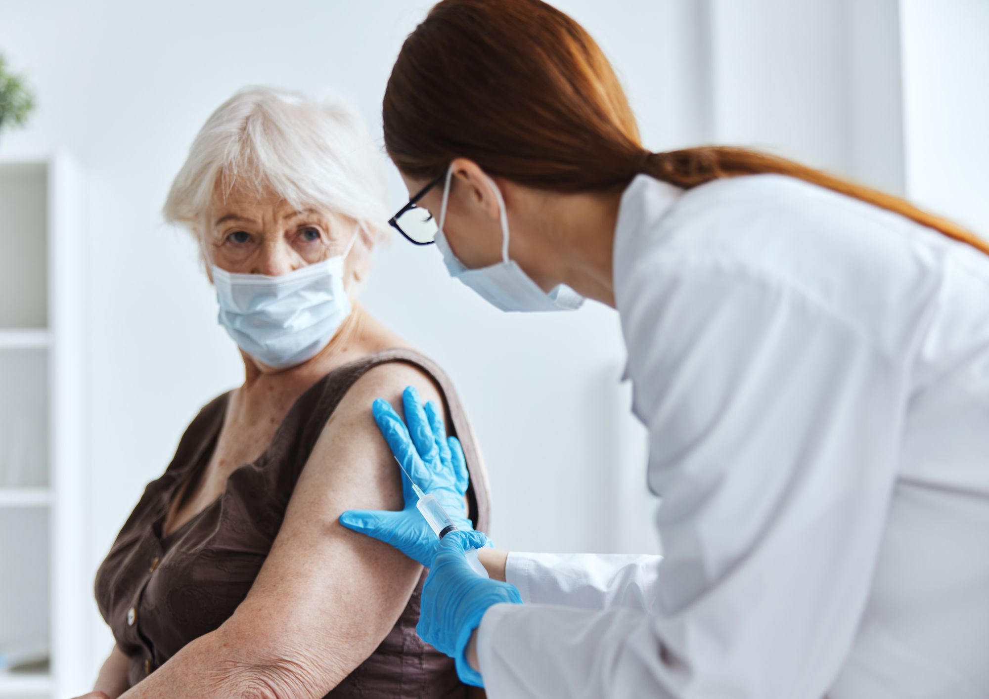 Kvinna får vaccin i armen