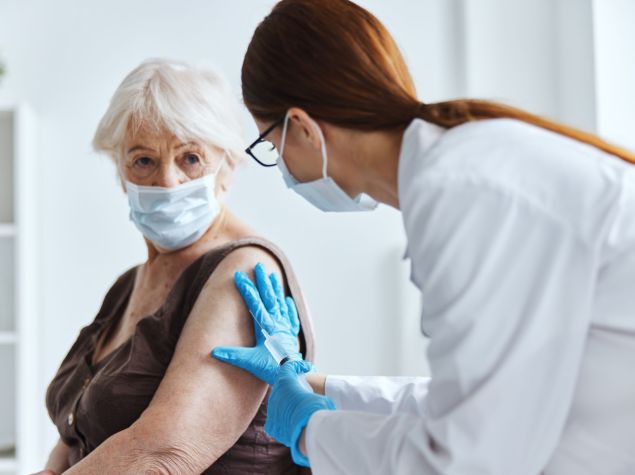Kvinna får vaccin i armen